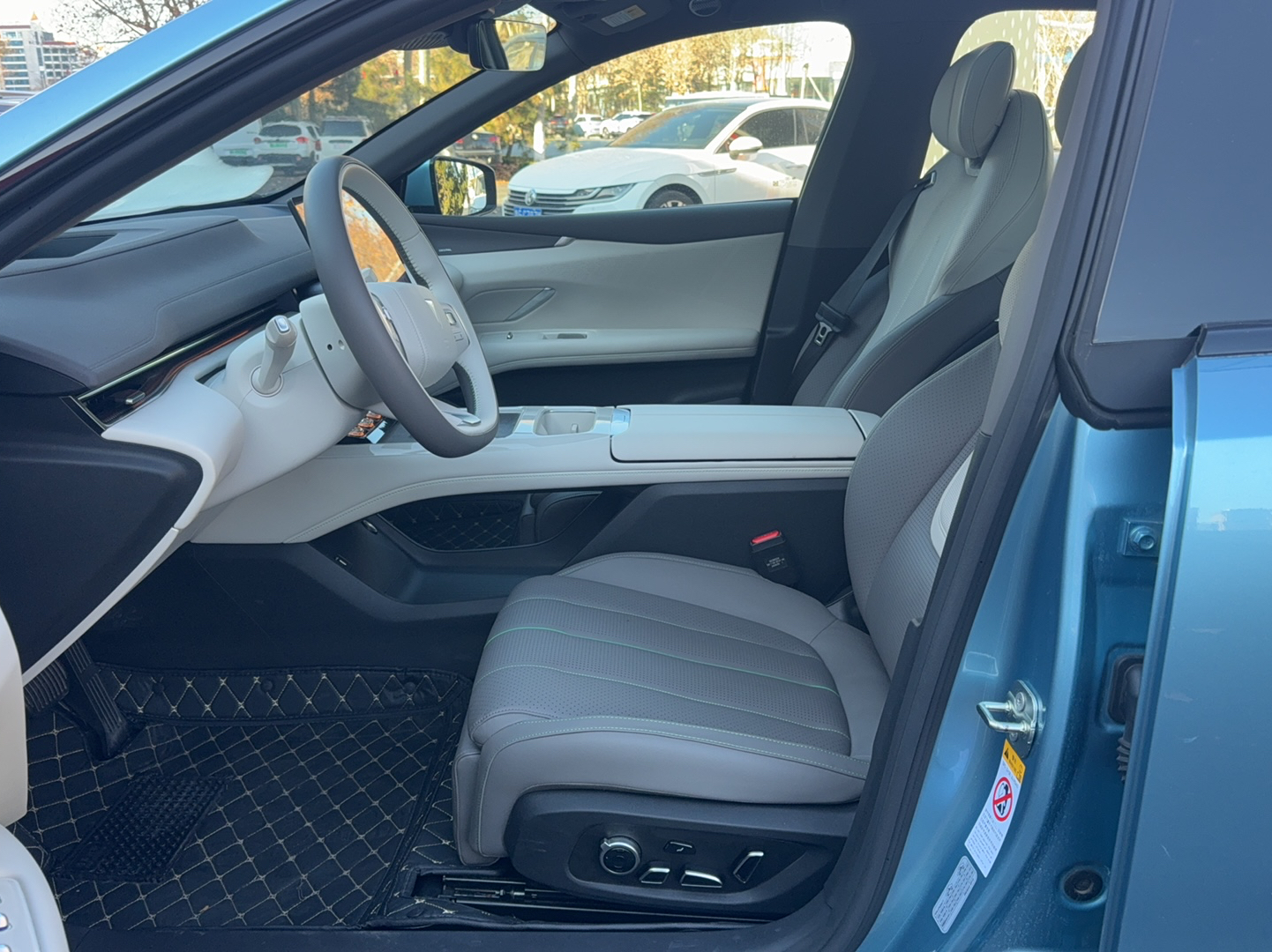 Переднее сиденье в автомобиле