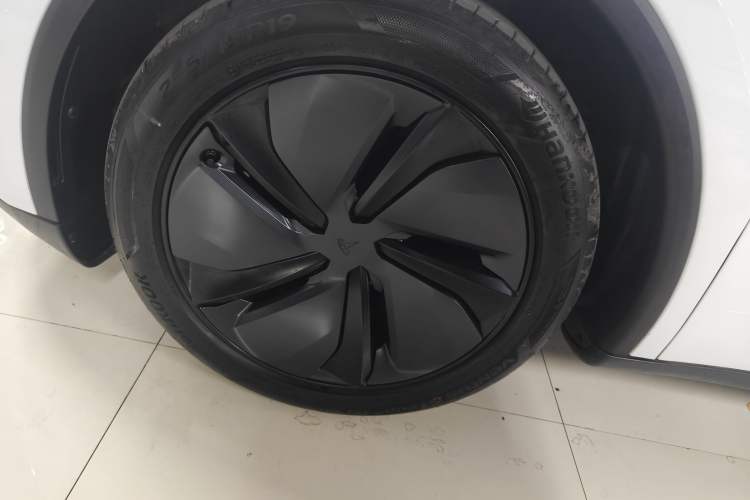 Used Tesla Model Y 2025 Long-Range All-Wheel-Drive Version