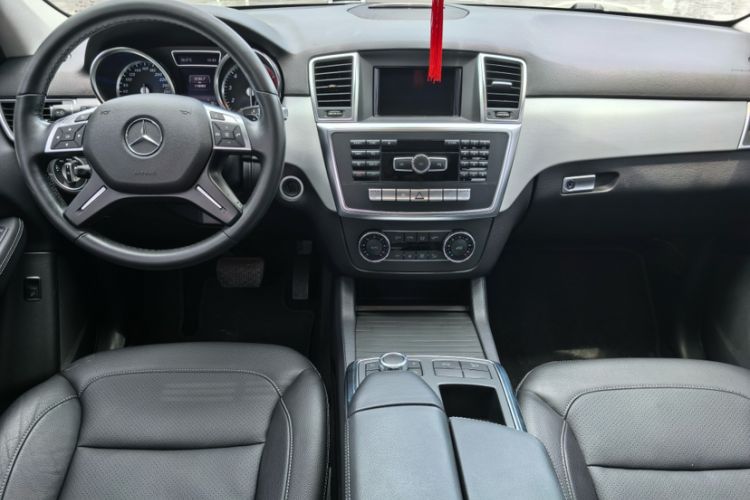 Used Mercedes-Benz M-Class 2014 ML 320 4MATIC Interior 1