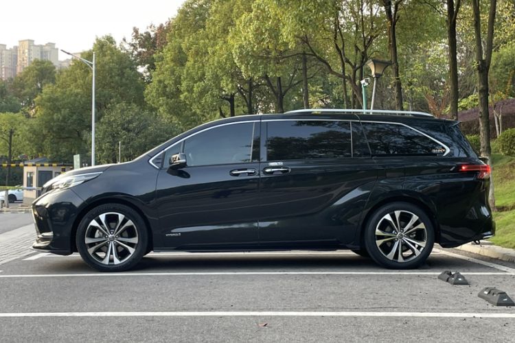 Used Toyota Granvia 2022 2.5L Hybrid Prestige Edition
