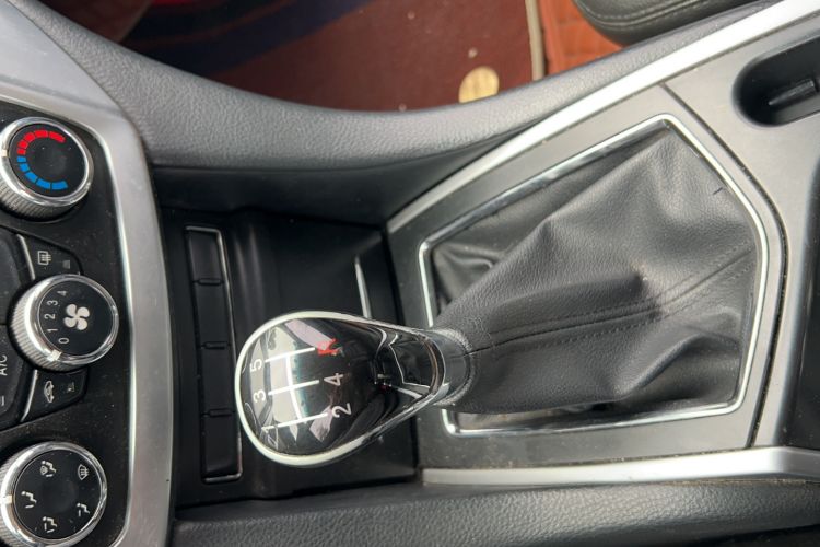 Used JMC Yusheng S350 2013 2.4T Manual Two-Wheel Drive Diesel Ultra-Luxury 5-Seater
