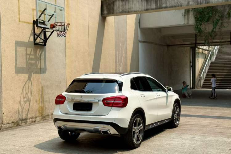 Used Mercedes-Benz GLA 2015 GLA 220 4MATIC Luxury Model Exterior 4