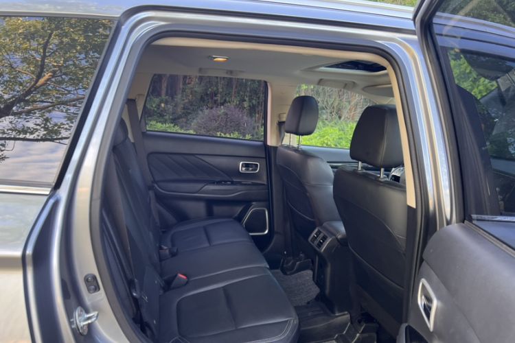 Used Mitsubishi Outlander 2019 2.4L 4x4 Zhi Xiang Edition 5 Seats China VI Standard

