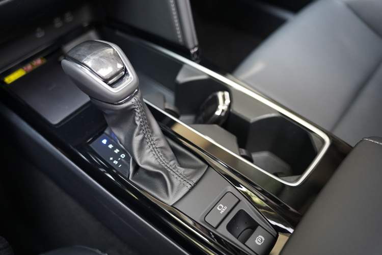 Used Toyota Camry 2026 Model Dual-Engine 2.0HGVP Luxury Edition Interior 4