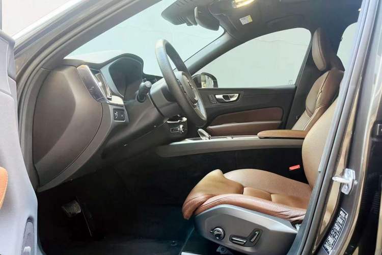 Used Volvo XC60 2022 B5 4x4 Smart Luxury Edition Left Front Seat