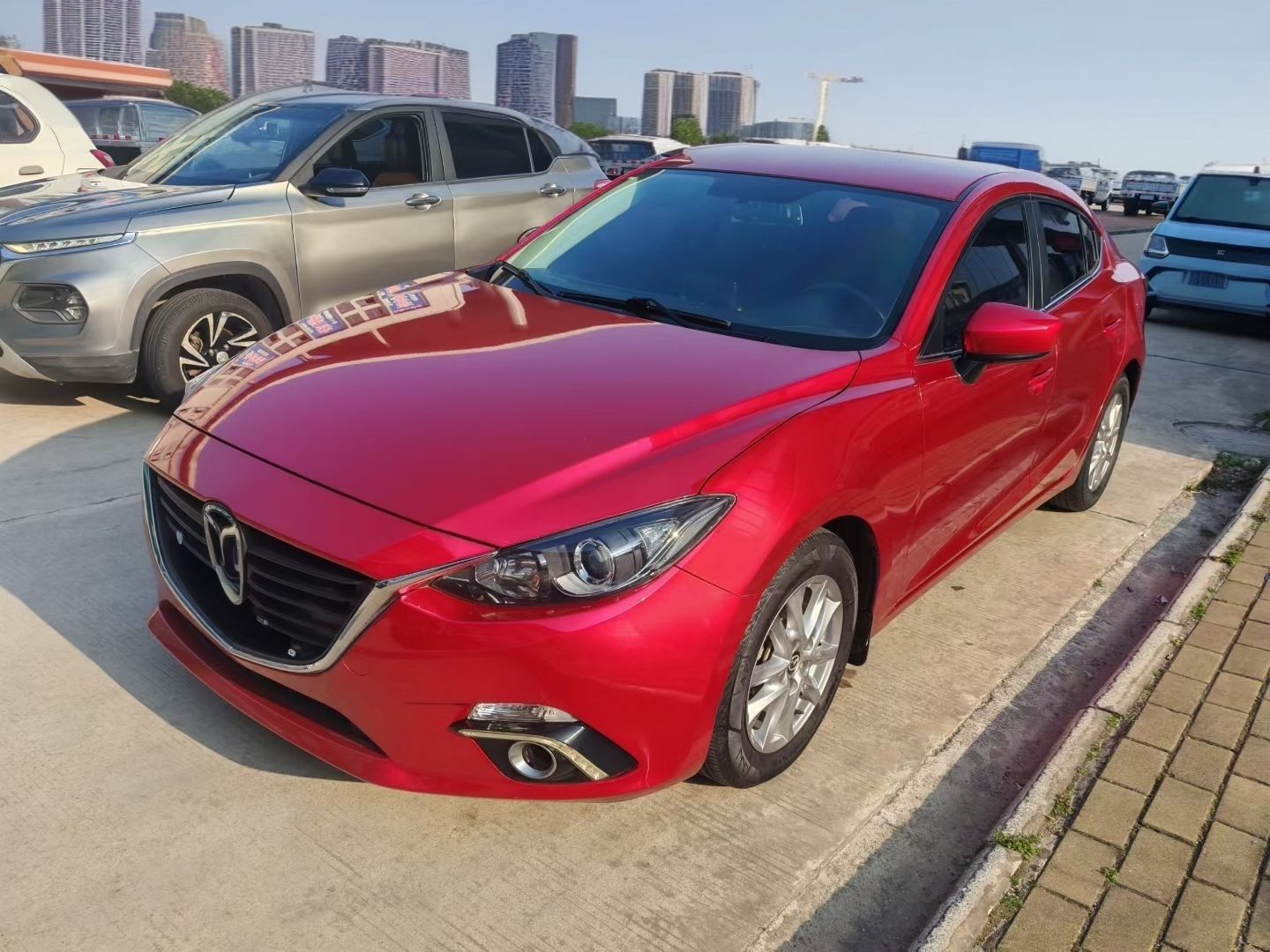 تحت مقدمة السيارة