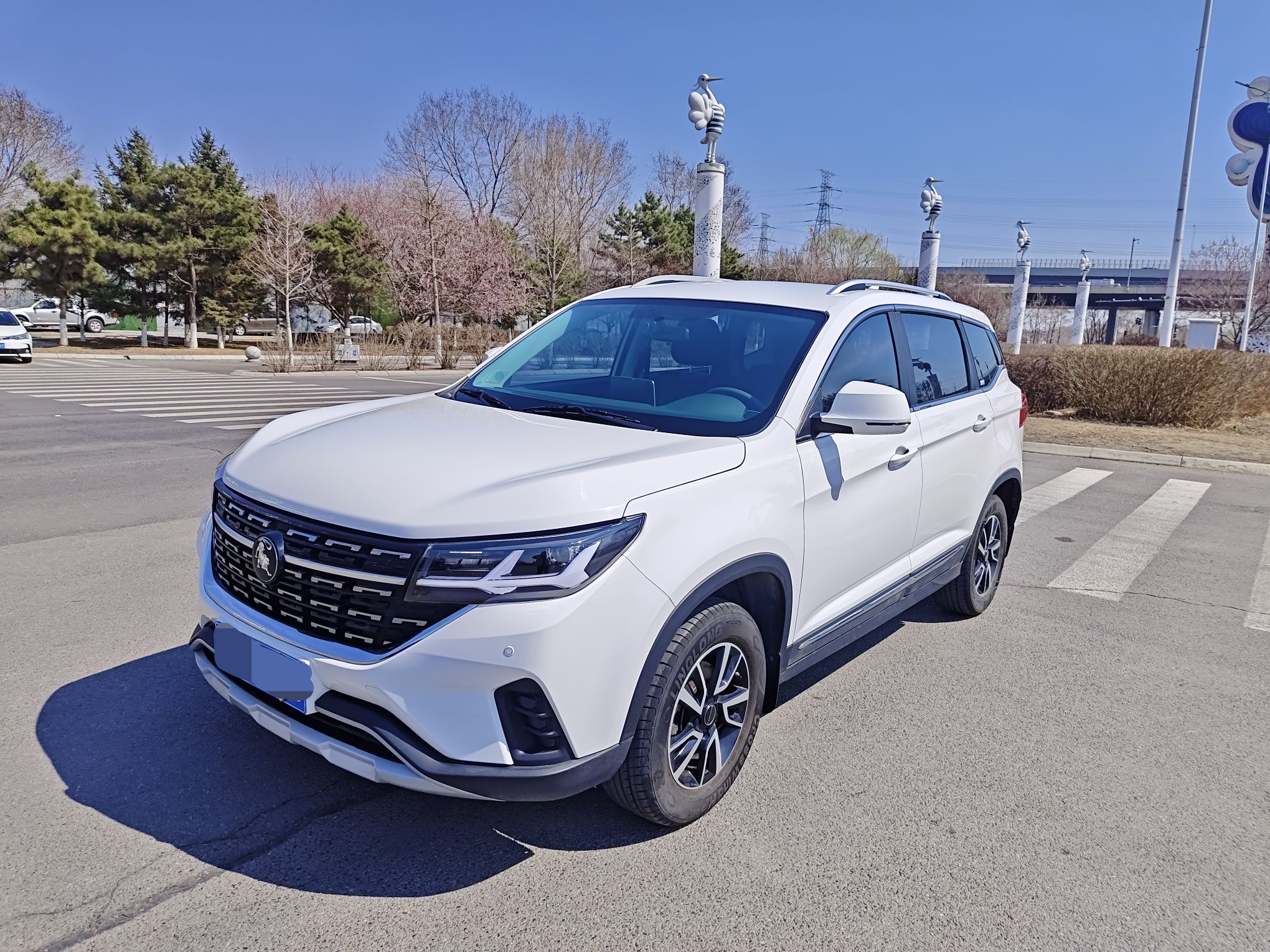 Под передней частью автомобиля