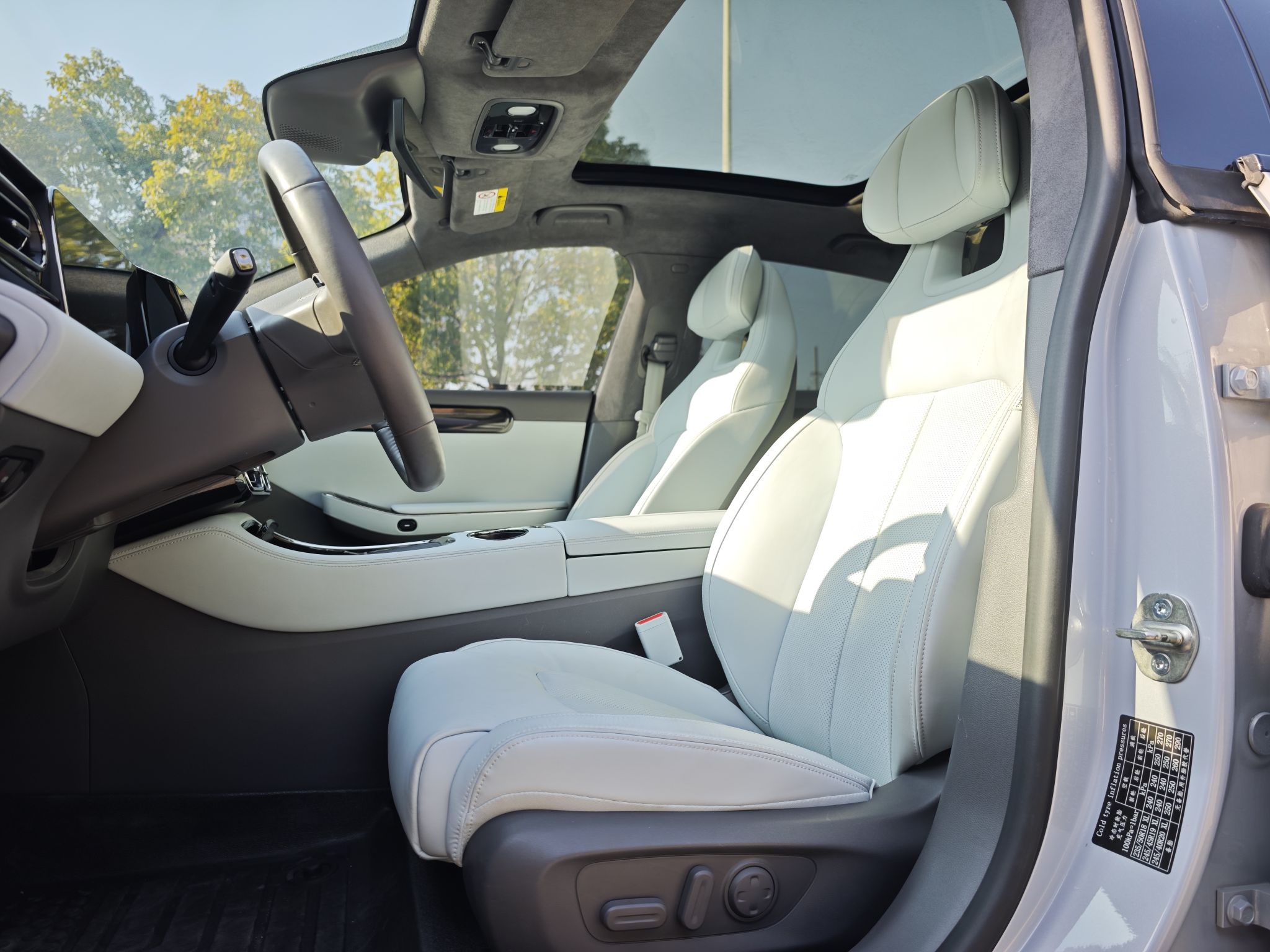 Переднее сиденье в автомобиле