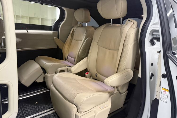 Used Toyota SIENNA 2021 2.5L Hybrid Ultimate Edition Interior 8