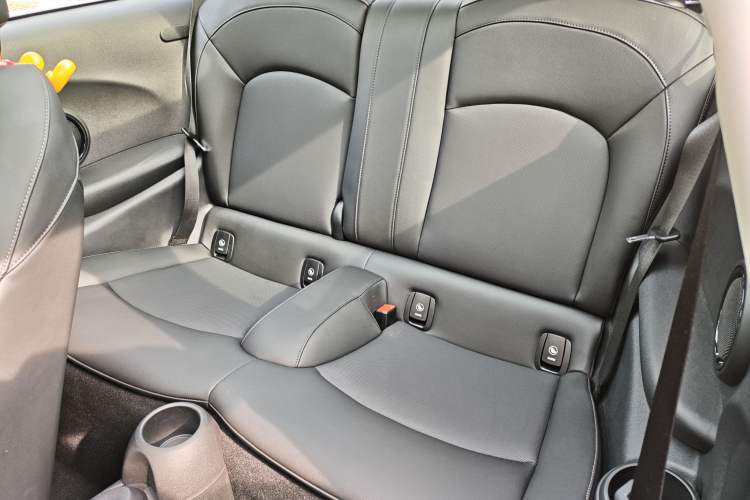 Used MINI 2021 1.5T COOPER Classic Edition Interior 4