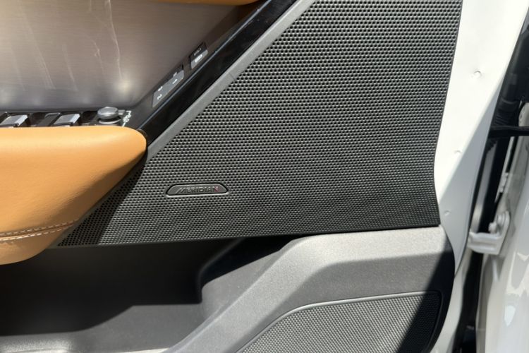 Used Land Rover Range Velar 2023 250 PS Ebony Black Limited Edition Exterior 6