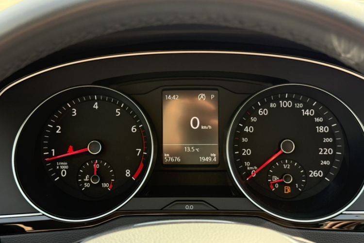 Used Volkswagen Magotan 2018 330TSI DSG Luxury Model Odometer Close Up