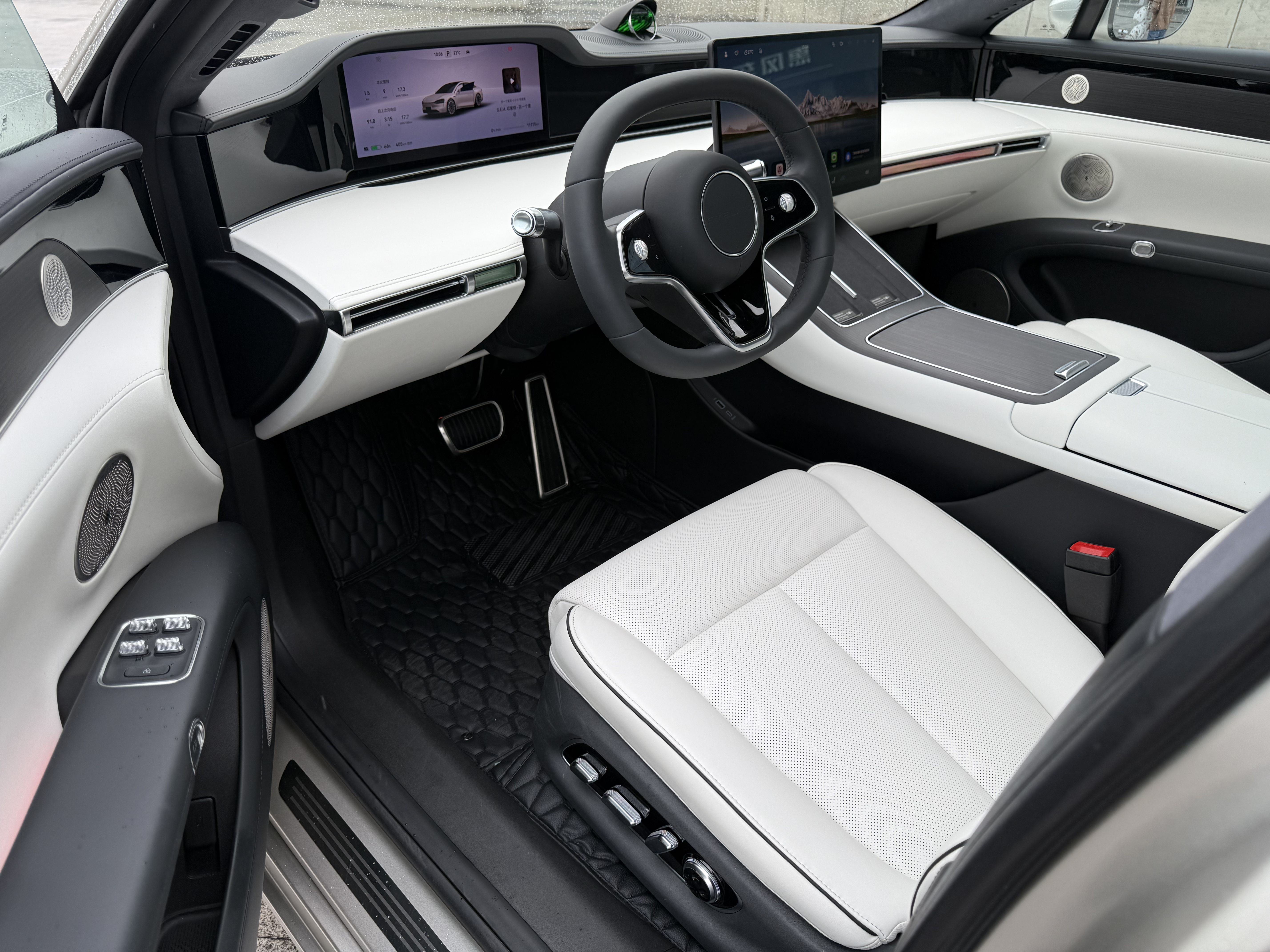 المقاعد الأمامية داخل السيارة