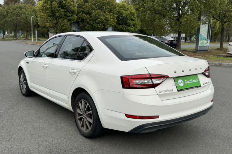 Used Skoda Octavia 2019 1.5L Automatic SmartDrive Comfort Edition China VI Standard Exterior 3