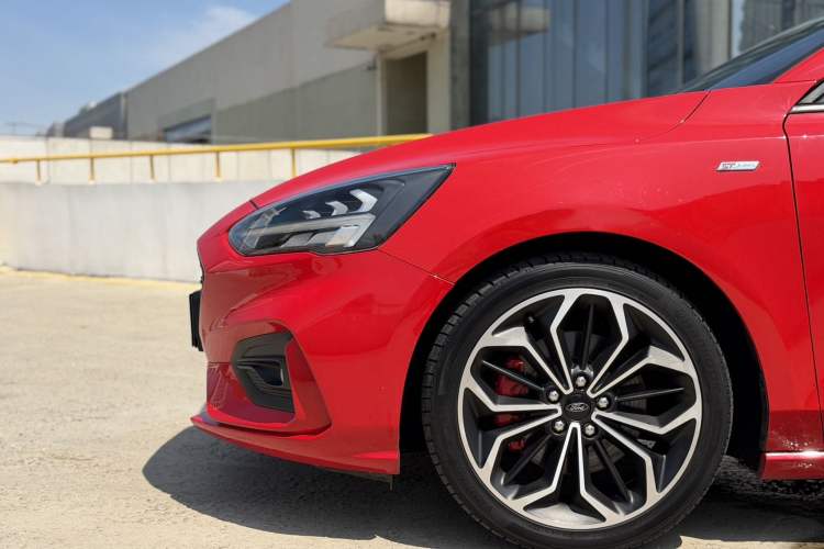 Used Ford Focus 2019 Hatchback EcoBoost 180 Automatic ST Line Exterior 8