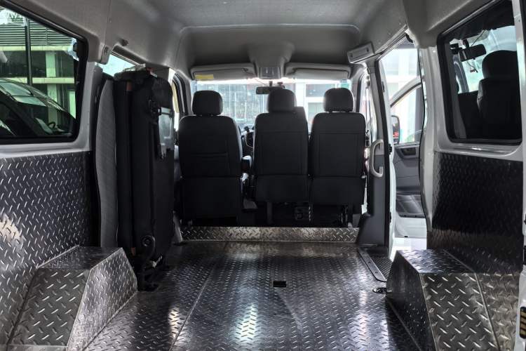 Used SAIC MAXUS Xintu V80 2021 2.0T Manual Classic Aoyuntong Short Wheelbase Mid-Roof 5/6-Seater