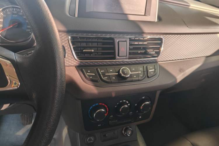 Used Dongfeng Fengon 330 2019 1.5L 330S Manual Comfort Version China VI Standard
