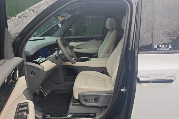 Used Zeekr 009 2024 7-Seater Aisle Version 108 kWh
