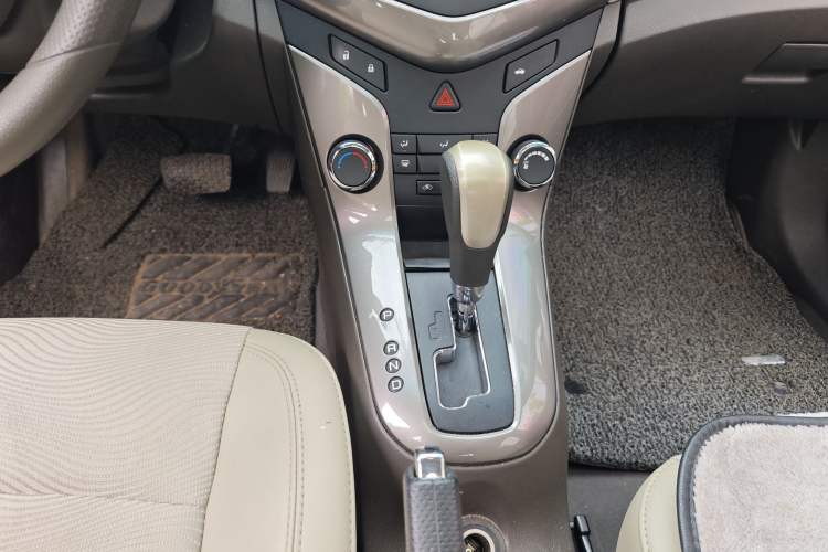 Used Chevrolet Cruze 2015 1.5L Classic SE AT Interior 5