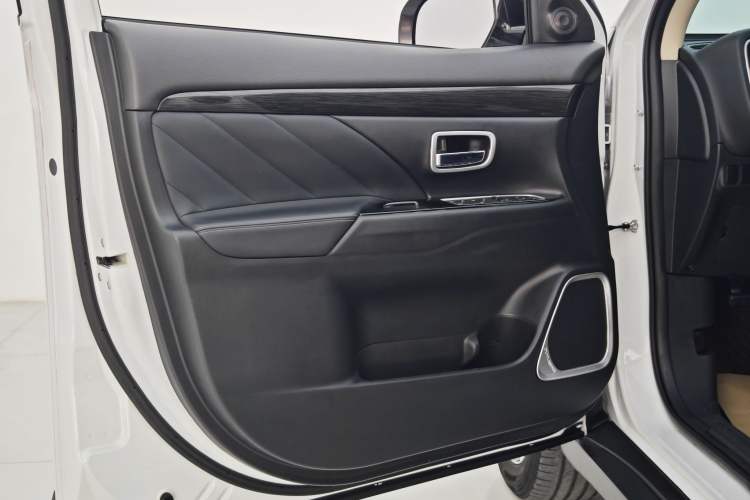 Used Mitsubishi Outlander 2019 2.4L 4x4 Zhi Xiang Edition 5 Seats China VI Standard
