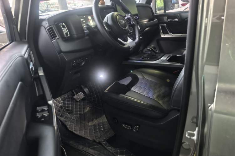 Used 212 T01 2024 2.0T Explorer
