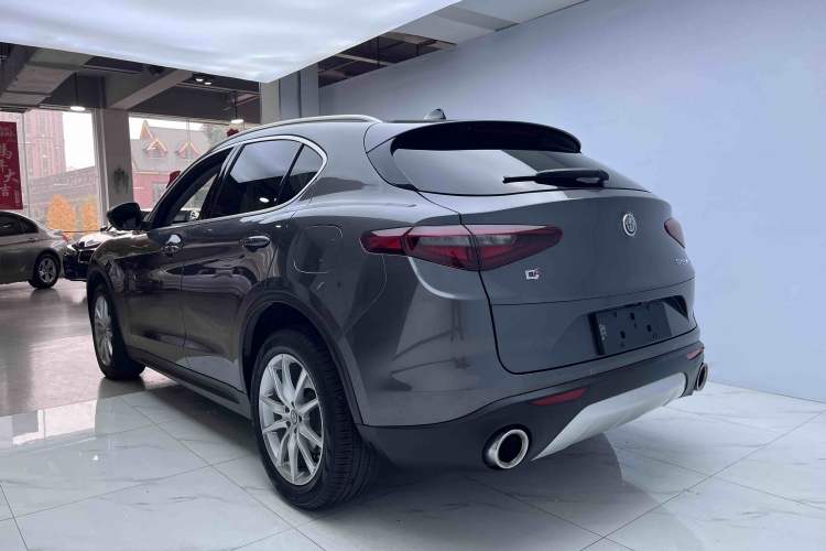 Used Alfa Romeo Stelvio 2017 2.0T 200HP Luxury Edition Exterior 4