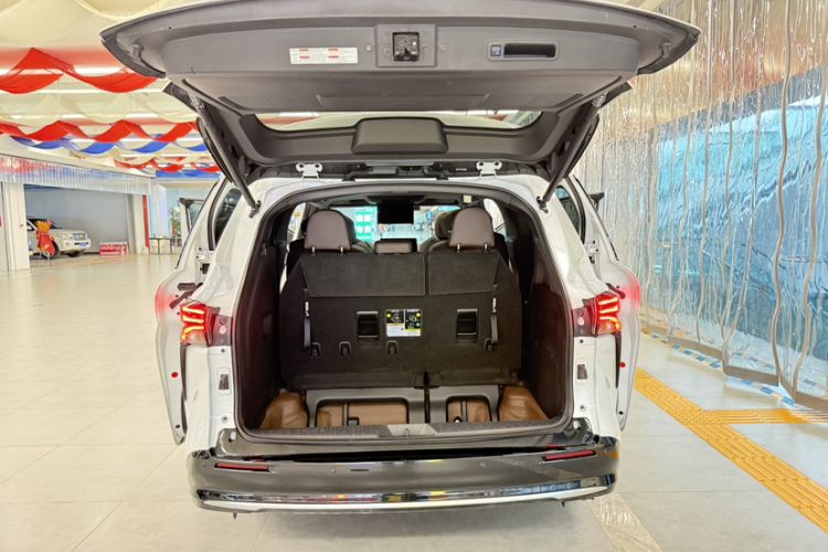 Used Toyota SIENNA 2021 2.5L Hybrid Platinum Edition Interior 6