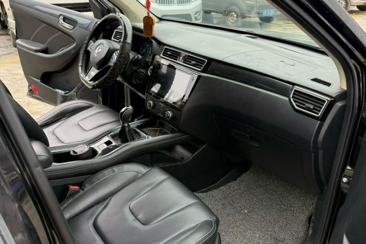 Used Dongfeng Fengon 580 2017 1.5T Manual Luxury Model Interior 3