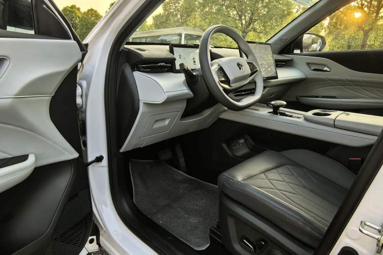 Used Changan UNI-Z New Energy 2024 Blue Whale Smart Electric iDD 125km Beyond Edition
