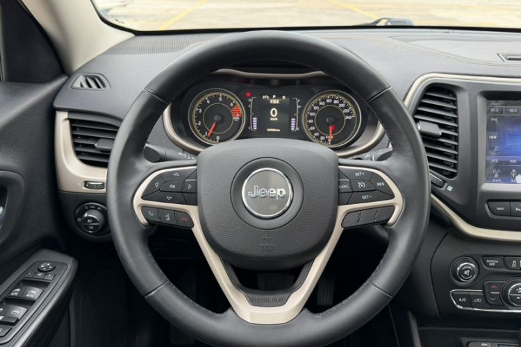 Used Jeep Cherokee 2016 2.4L Leading Edition
