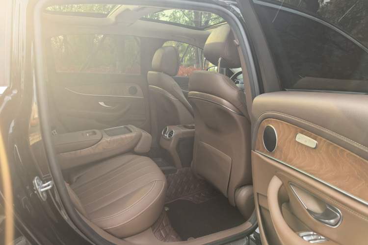 Used Mercedes-Benz E-Class 2019 E 260 L Interior 9