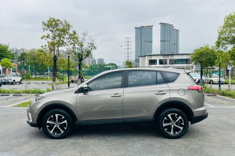 Used Toyota RAV4 2019 2.0L CVT Two-Wheel Drive Luxury Version China VI Standard Exterior 6