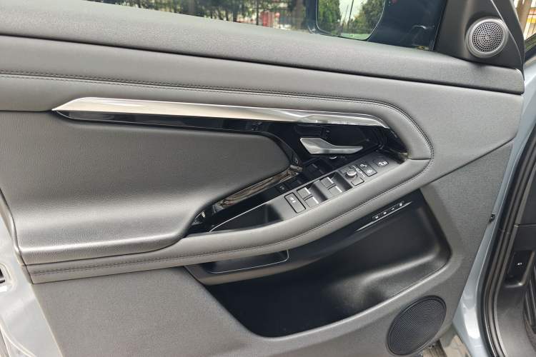 Used Land Rover Range Evoque 2020 249 PS R-DYNAMIC SE Sport Technology Edition Interior 8