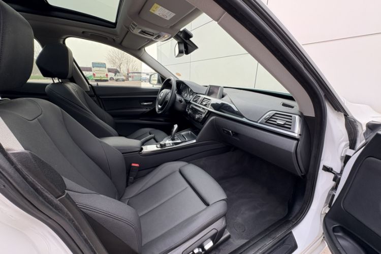 Used BMW 3 Series GT 2018 320i Sport Edition Right Front Seat