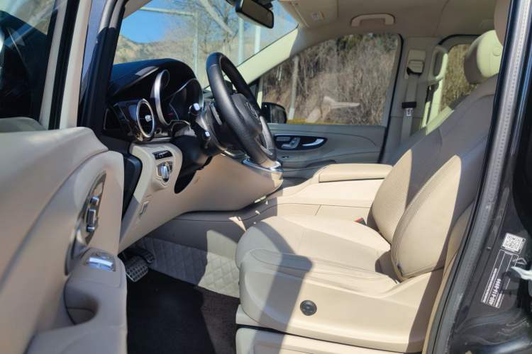 Used Mercedes-Benz V-Class 2016 V 260 L Prestige Extended Edition Interior 5