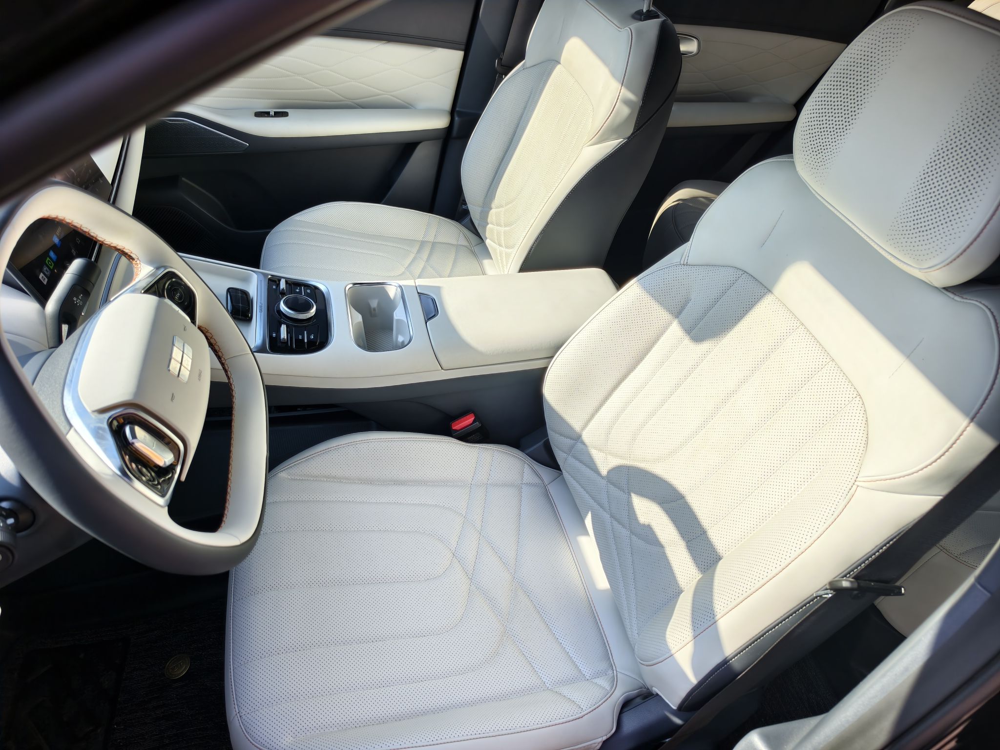 المقاعد الأمامية داخل السيارة