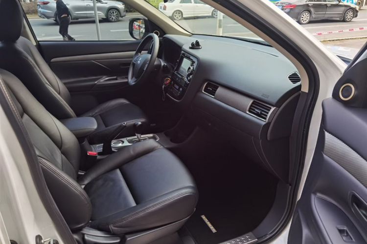 Used Mitsubishi Outlander (Import) 2014 2.0L Two-Wheel Drive Sport Value Edition 5 Seats
