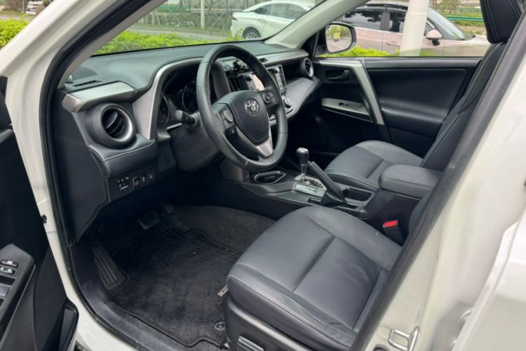 Used Toyota RAV4 2016 2.5L Automatic 4x4 Elite Edition Interior 4