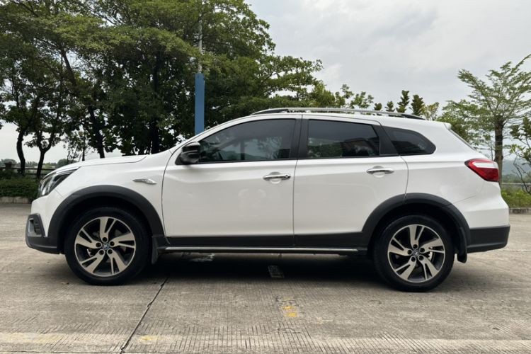 Used Venucia T70X 2016 2.0L CVT SmartFun Sport Edition
