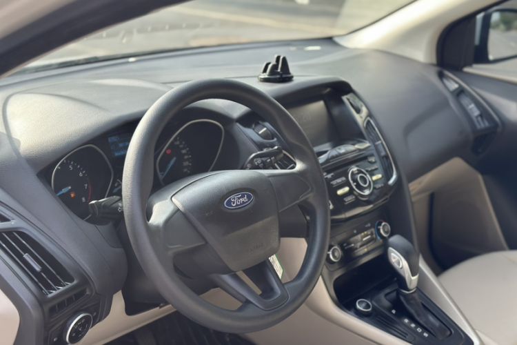 Used Ford Focus 2017 Sedan 1.6L Automatic Comfort Plus SmartDrive Edition Interior 7