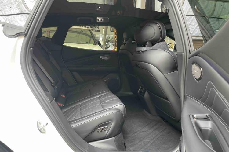 Used Lynk & Co 10 EM-P 2025 Facelifted Model 240 All-Wheel Drive Ultra Interior 2