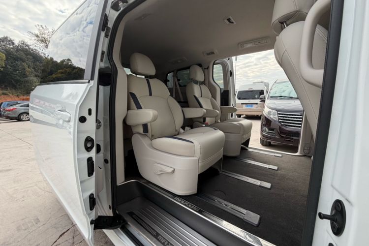 Used SAIC MAXUS G10 2021 2.0T Manual Elite Edition Diesel 7-Seater Interior 10