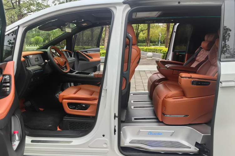 Used GAC Trumpchi Xiangwang M8 2025 Kunkun Series Ultra First-Class Cabin Interior 3