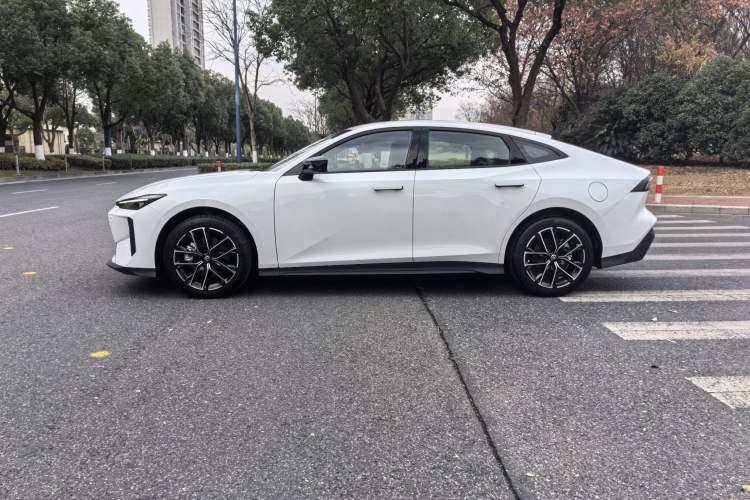 Used Changan UNI-V iDD 2024 Blue Whale Smart Electric iDD 136km ZhiKu Model
