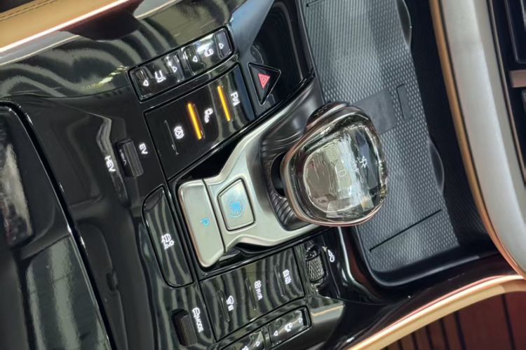 Used Denza D9 2024 DM-i 1050 Luxury Model