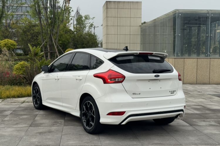 Used Ford Focus 2017 Hatchback EcoBoost 180 Automatic Elite Model Exterior 4