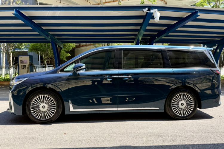 Used VOYAH Dream 2025 PHEV Four-Wheel Drive Excellence Kunpeng Edition