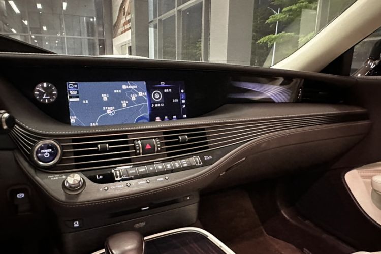 Used Lexus LS 2018 500h Executive Edition China VI Interior 3