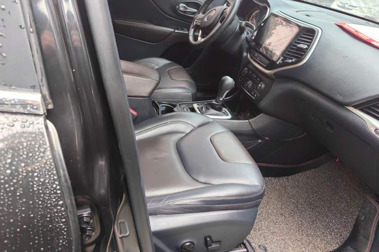 Used Jeep Cherokee 2016 2.4L Leading Edition
