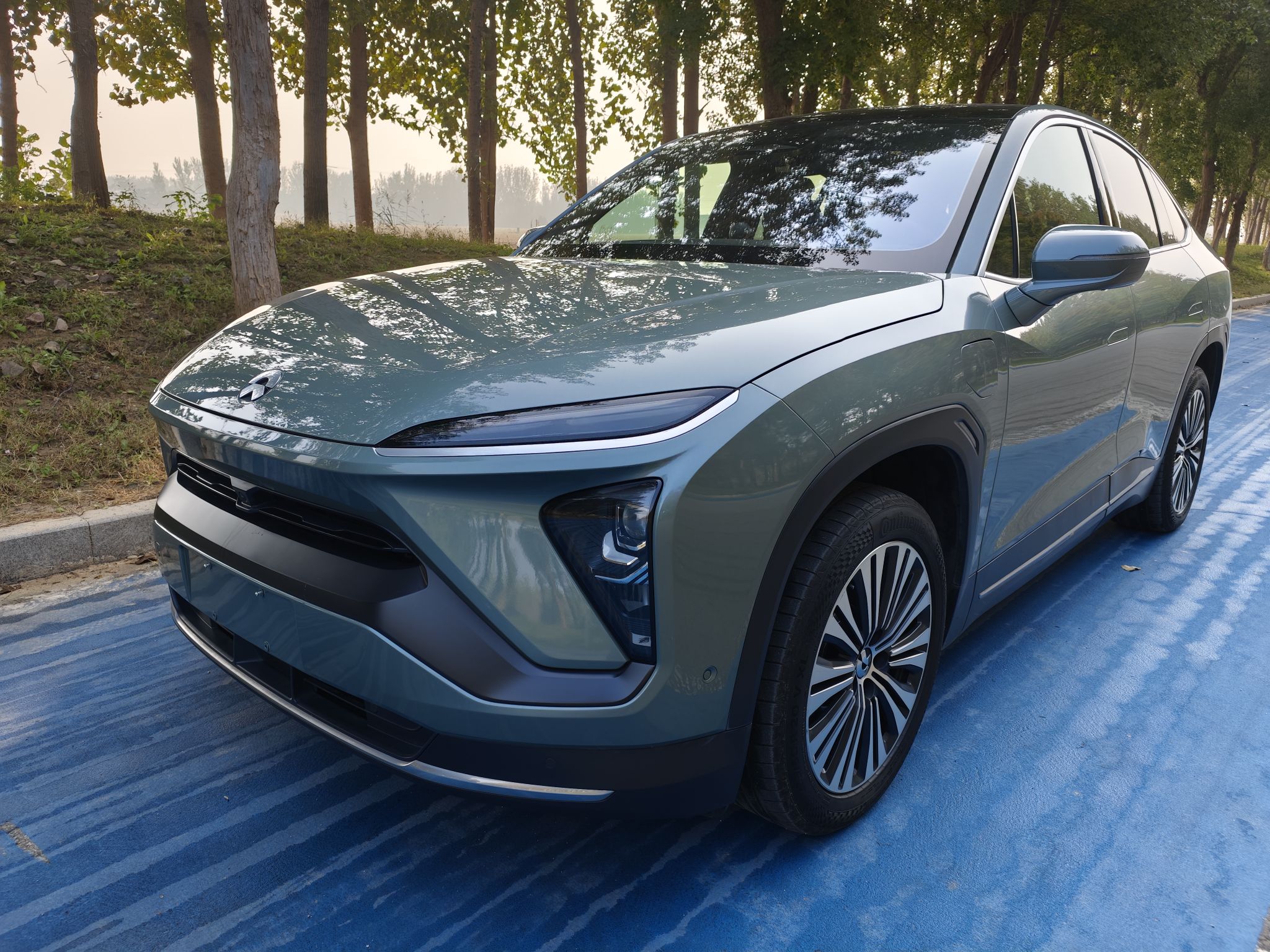 Под передней частью автомобиля